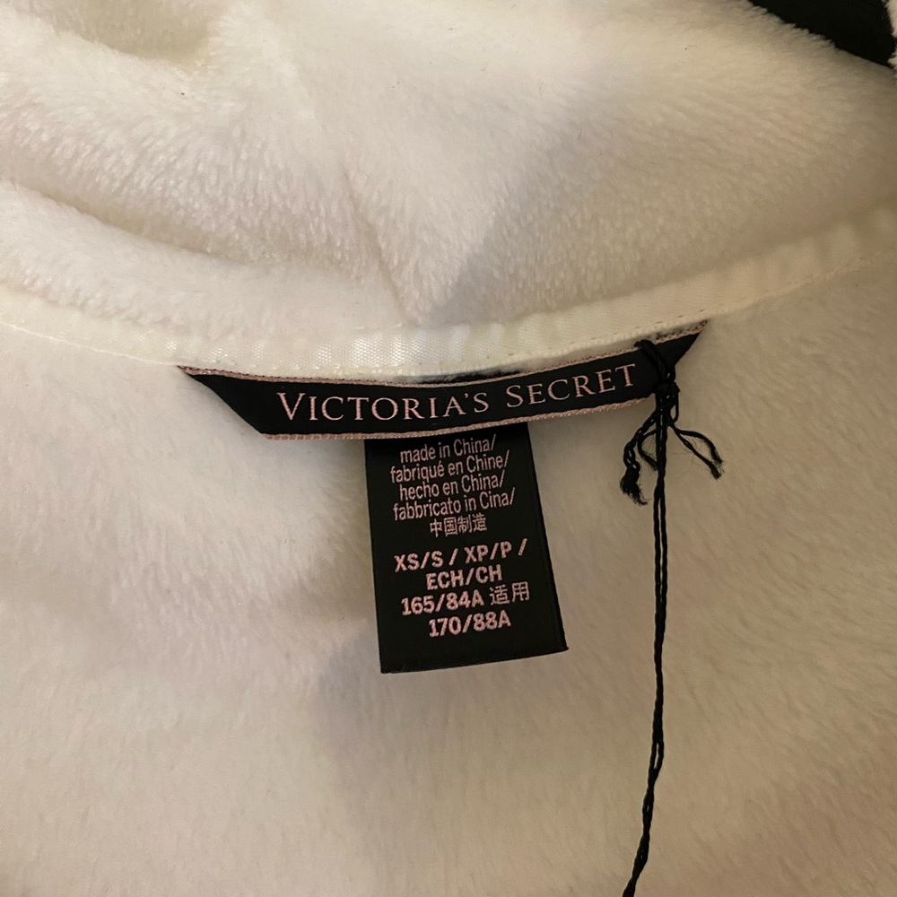 Robe - Picture 2 of 4